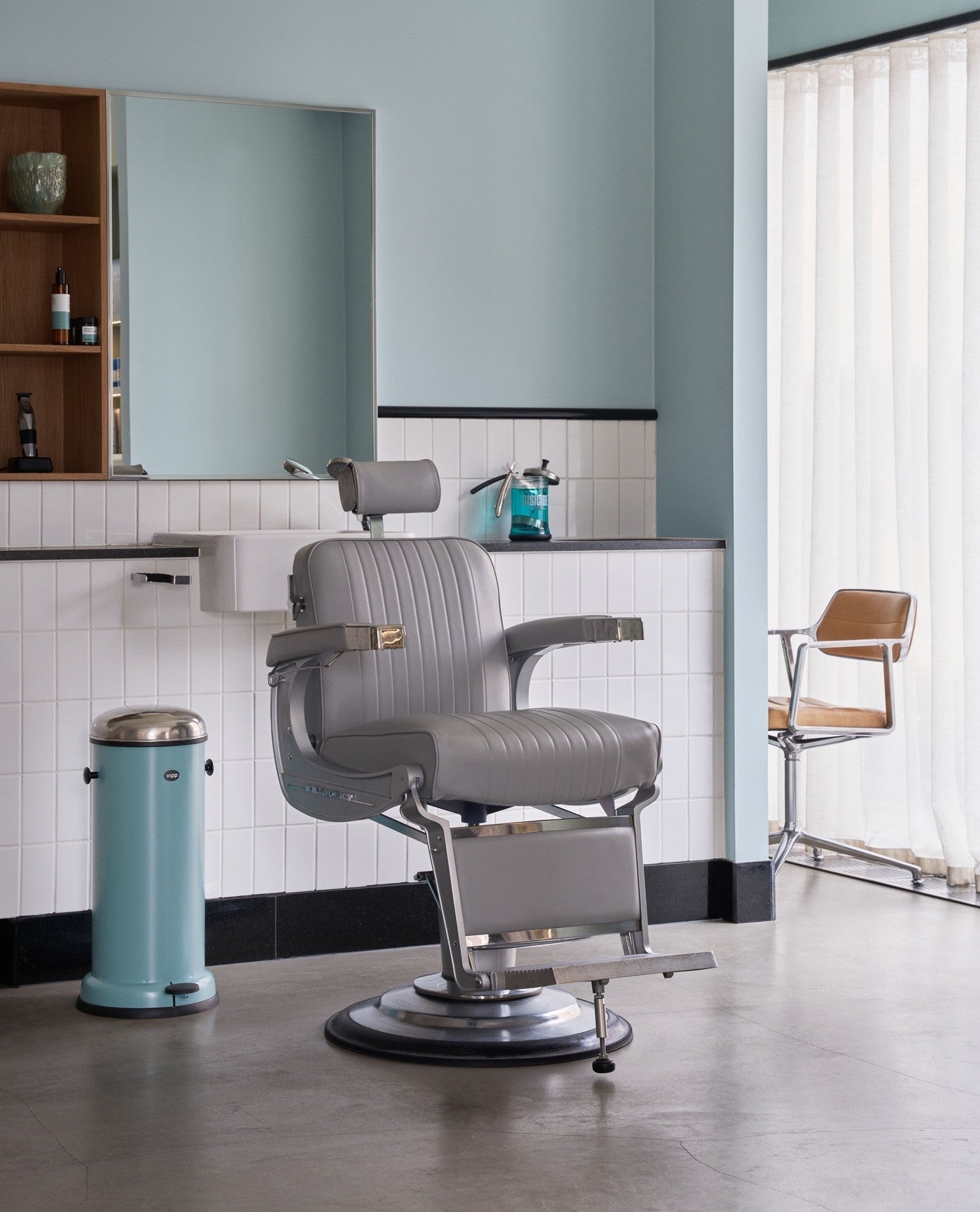 Henri ramène Vipp dans le salon de coiffure