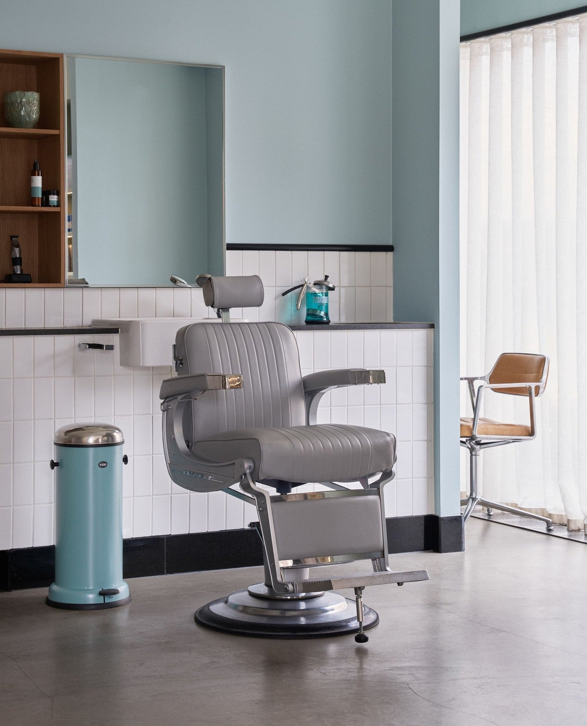 Henri ramène Vipp dans le salon de coiffure