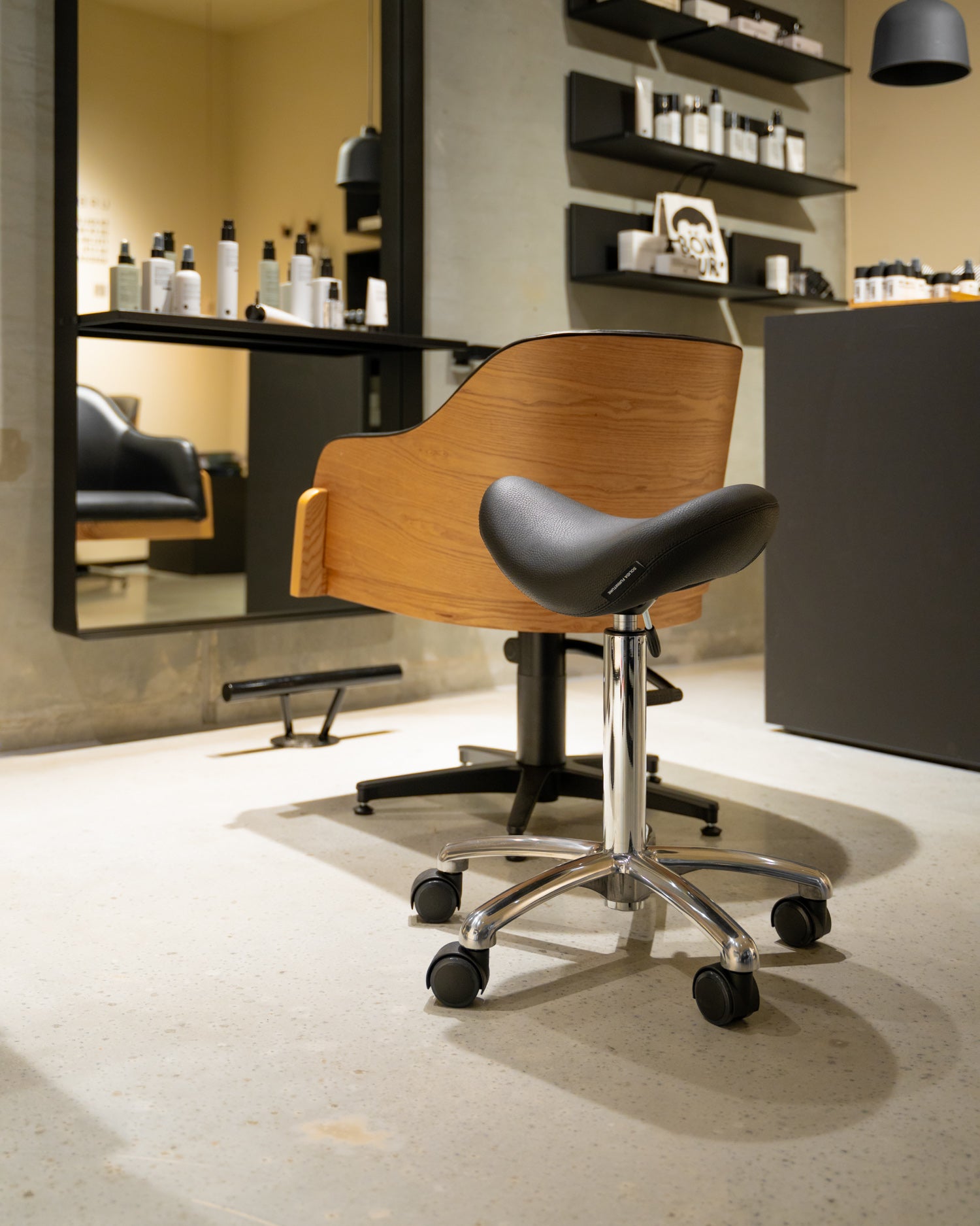 Stella - saddle stool in aluminum with black cover