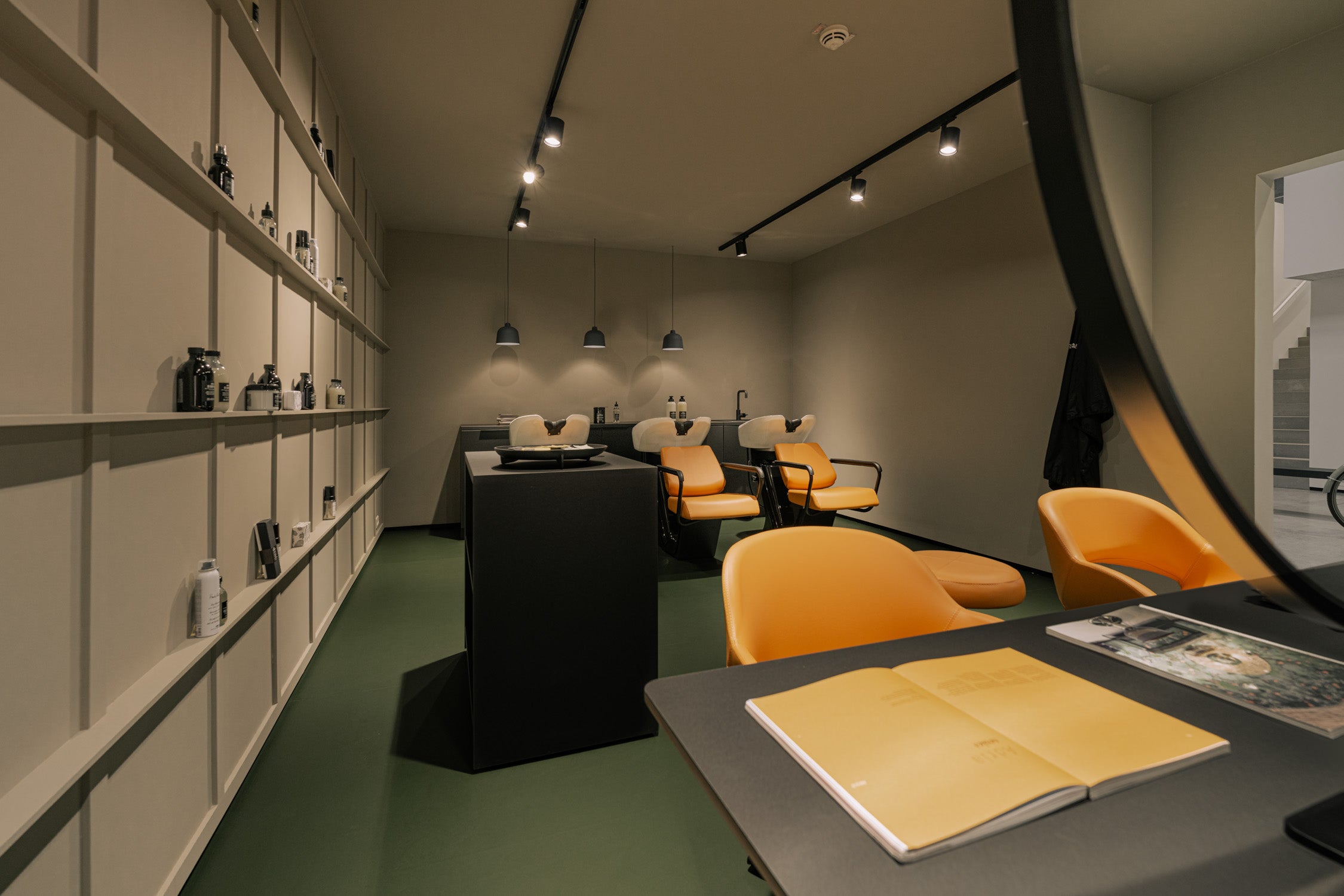 Sporty frisørindretning med grønt gulv og orange betræk