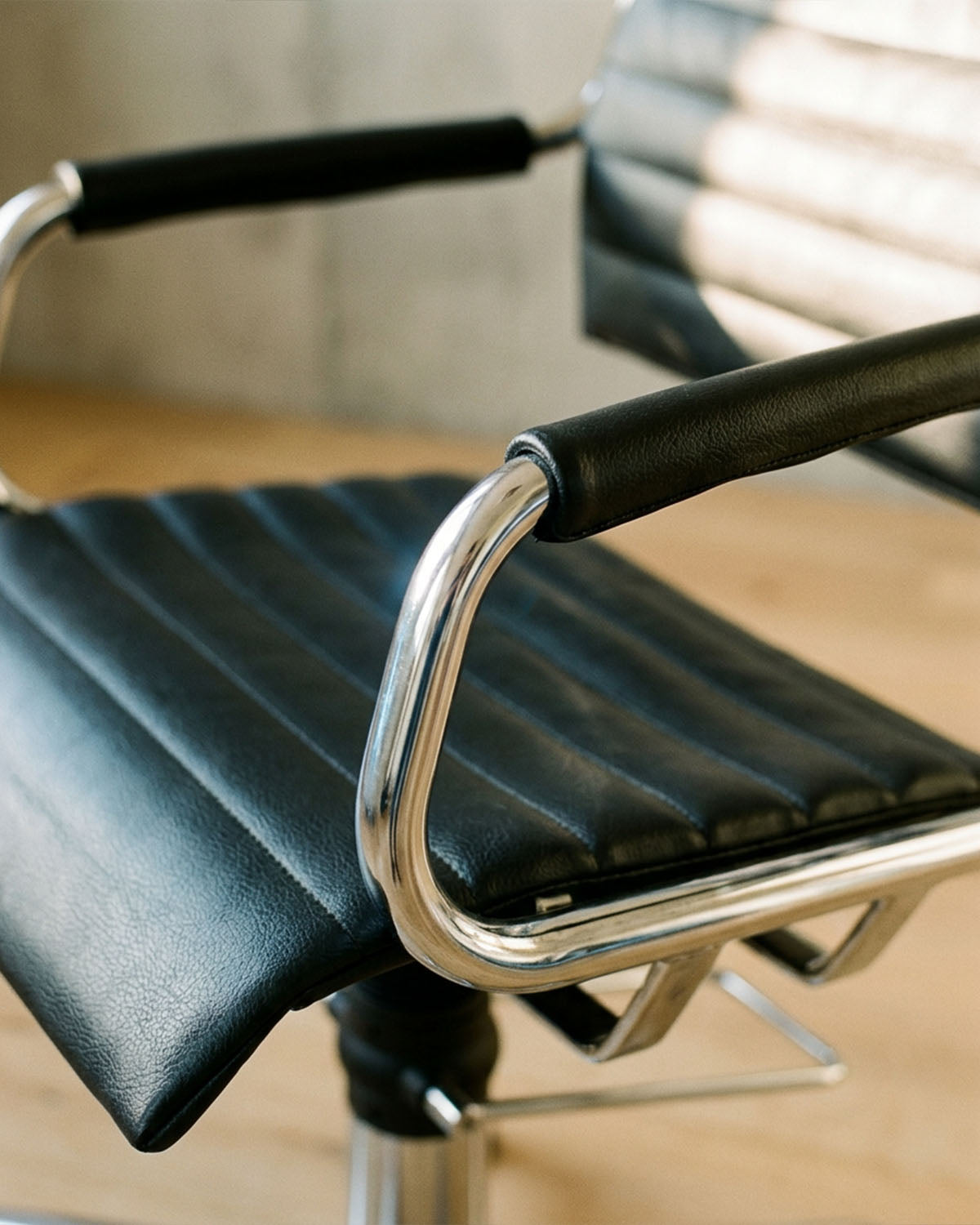 Greiner 59 - fauteuil de coupe noir avec base étoile chromée