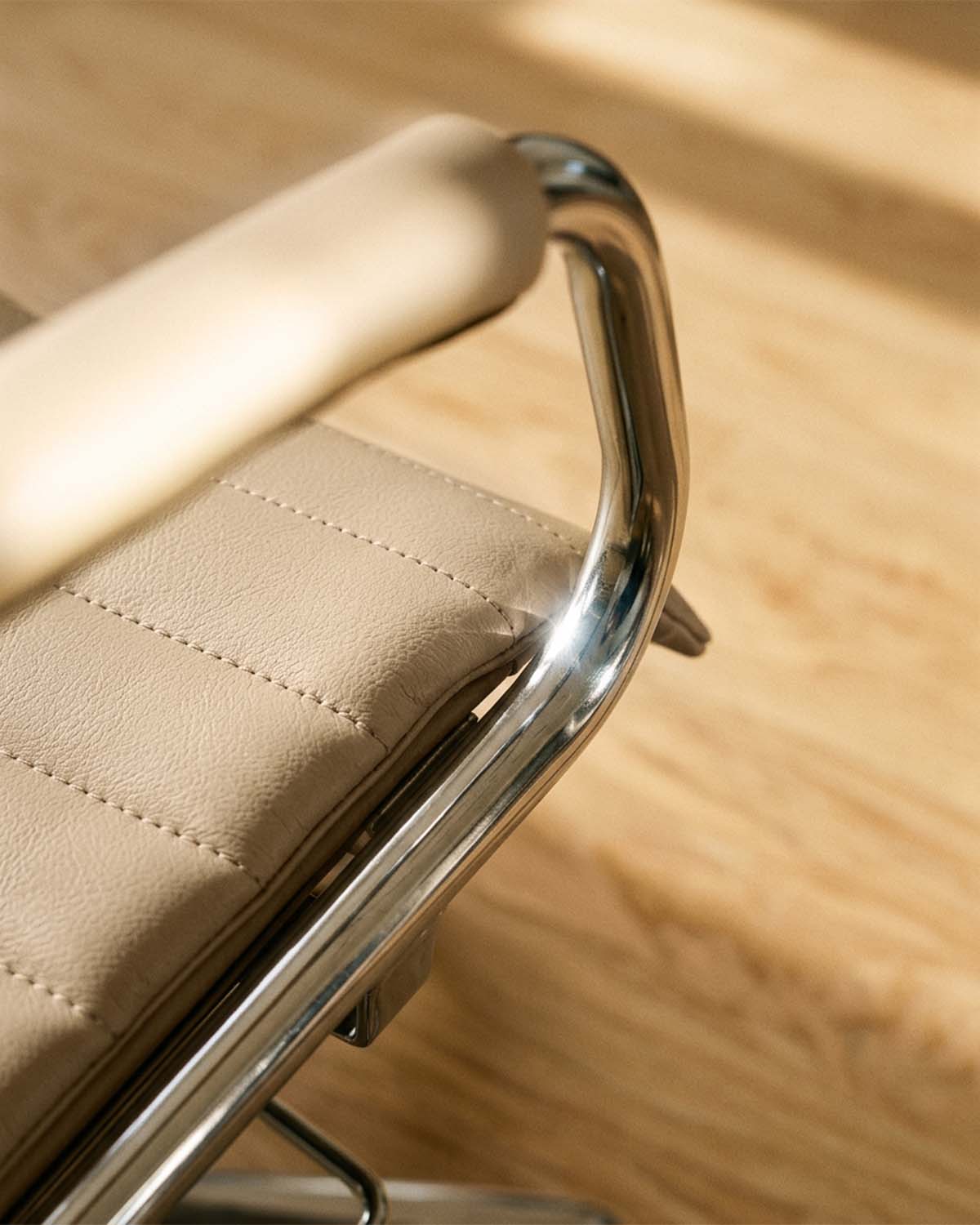 Greiner 59 - beige klantstoel met chromen stervoet